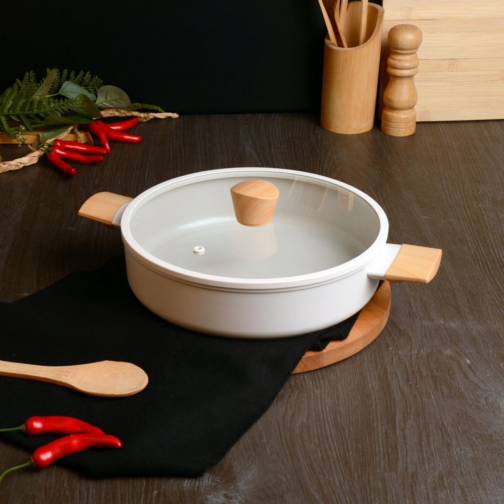 Belariva 28 cm Beyaz Ahşap Saplı Basık Tencere