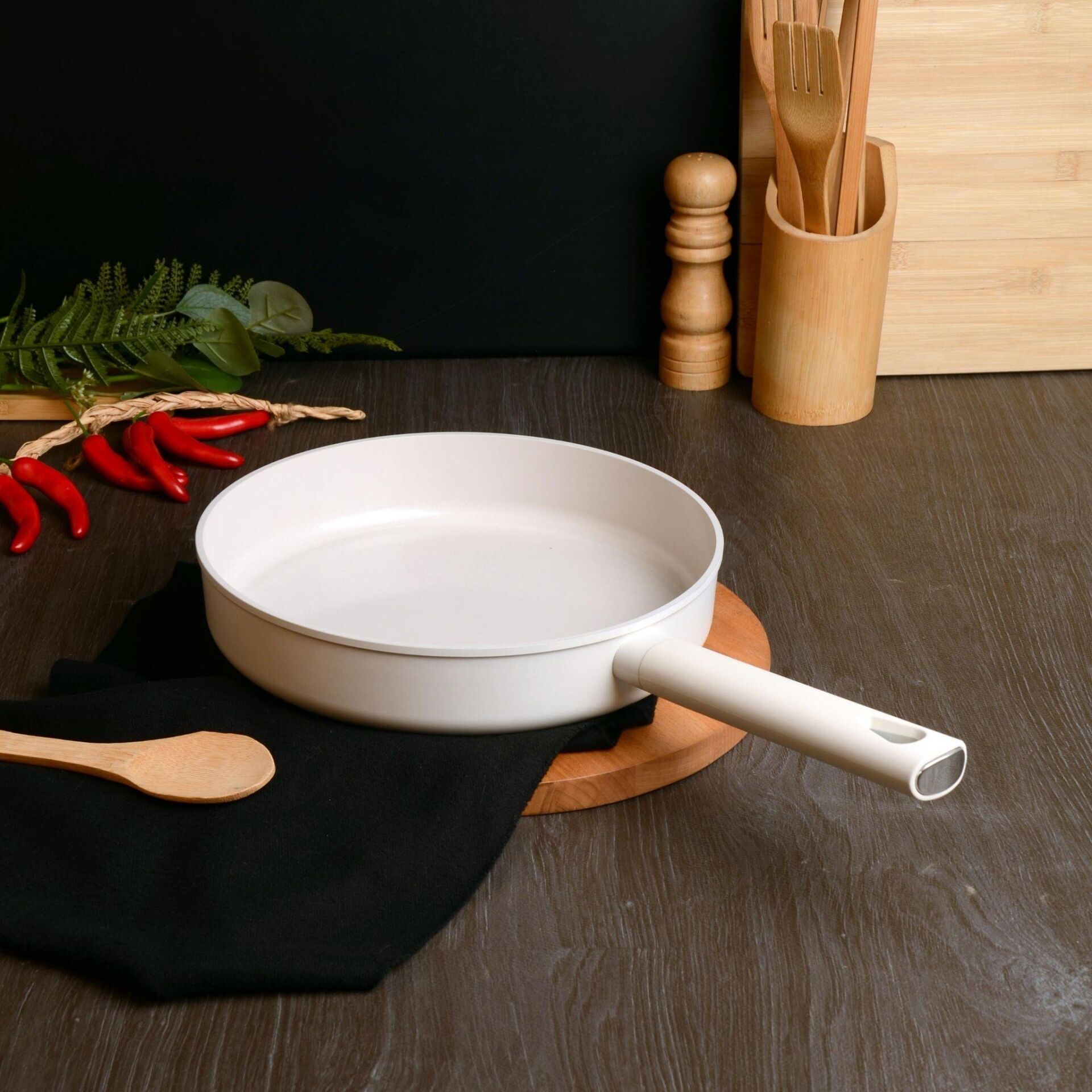 Belariva 24 cm Beyaz Silikon Saplı Tava