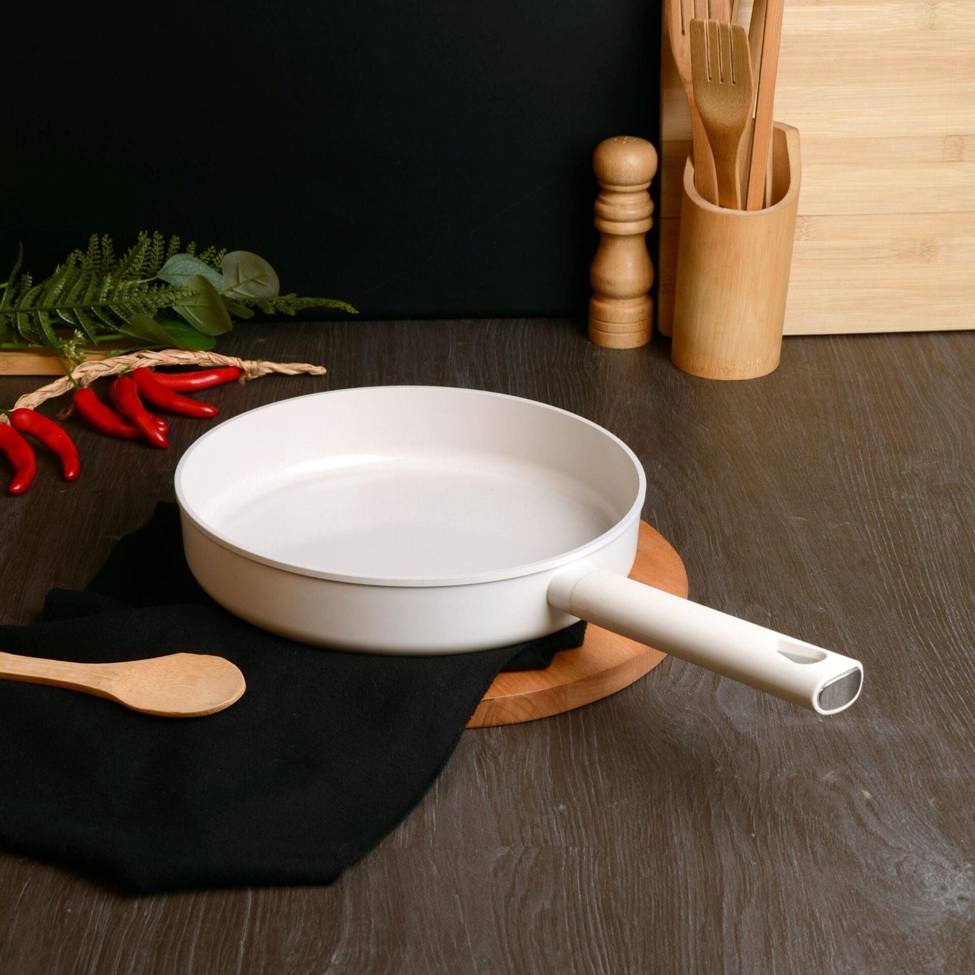 Belariva 28 cm Beyaz Silikon Saplı Tava