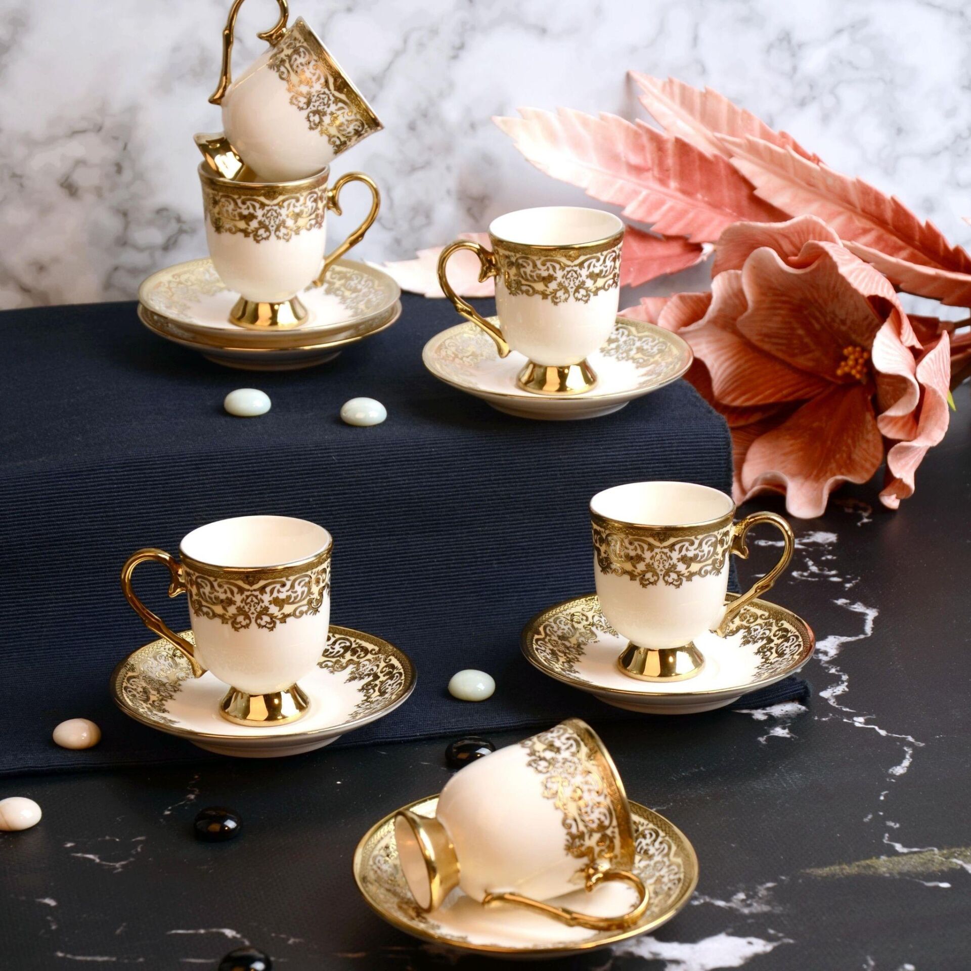 Paçi Ayaklı Kabartmalı Yaldızlı 6 lı Kahve Fincan Takımı