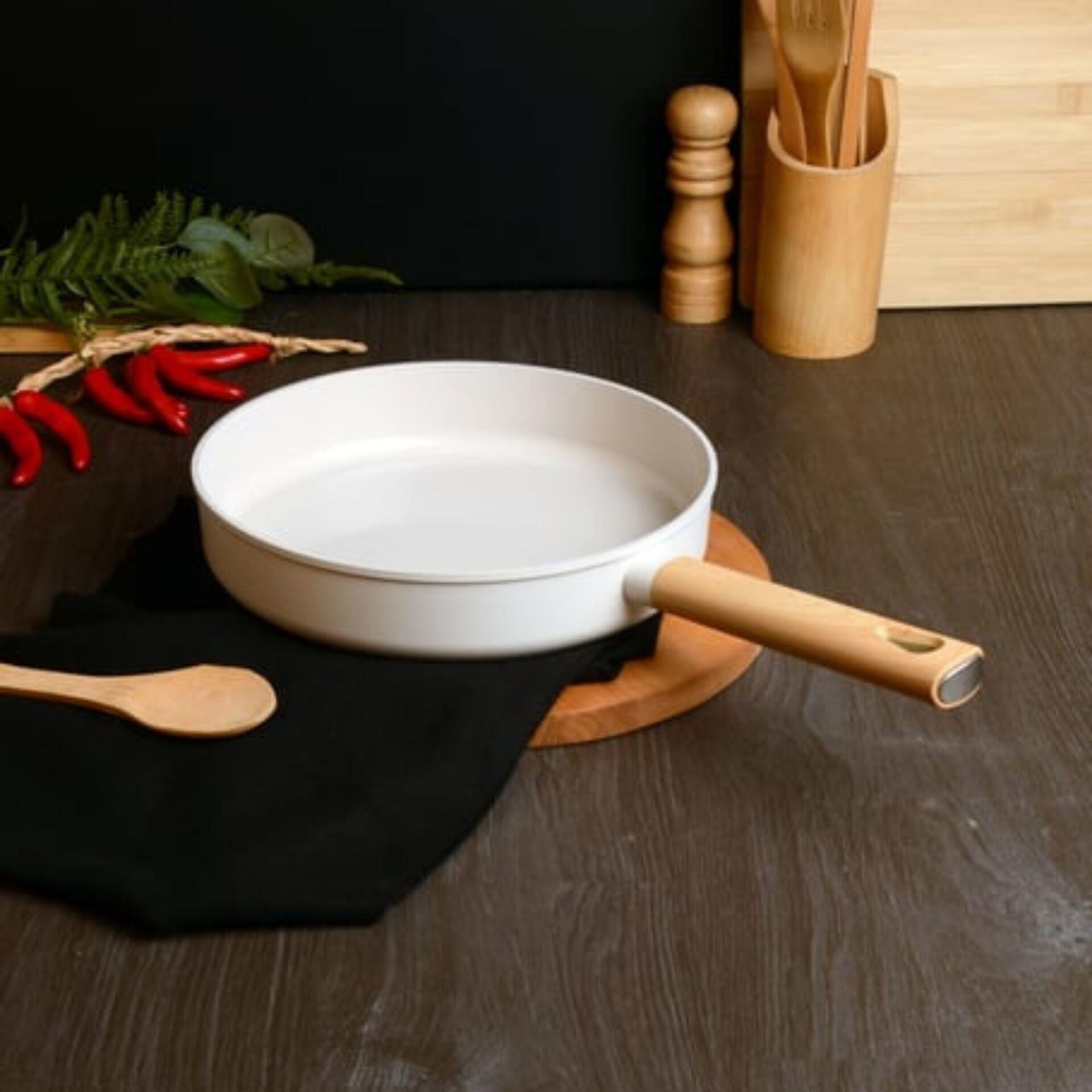 Belariva 24 Cm Beyaz Ahşap Saplı Tava