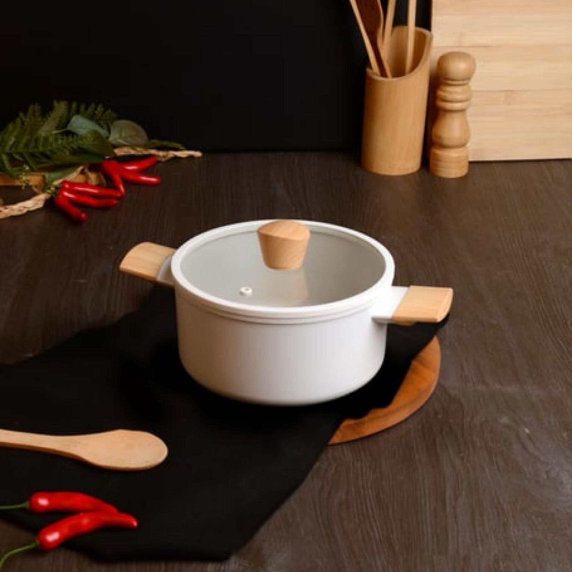 Belariva 20 Cm Kapaklı Beyaz Ahşap Saplı Derin Tencere